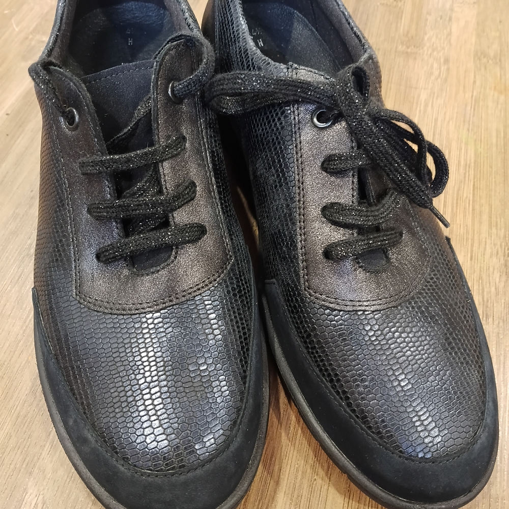 Solid Black Textured Women's Oxfords